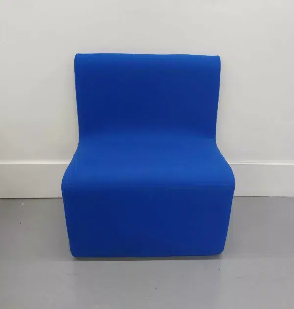 sillón azul de espera